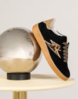 Baskets femme Semerdjian Lee E438 croûte de cuir noir contre une sphère chromée – SMR23