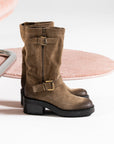 Biker femme Semerdjian E1468E1 Crosta Sesamo croûte de cuir patinée beige près d'une chaise chromée