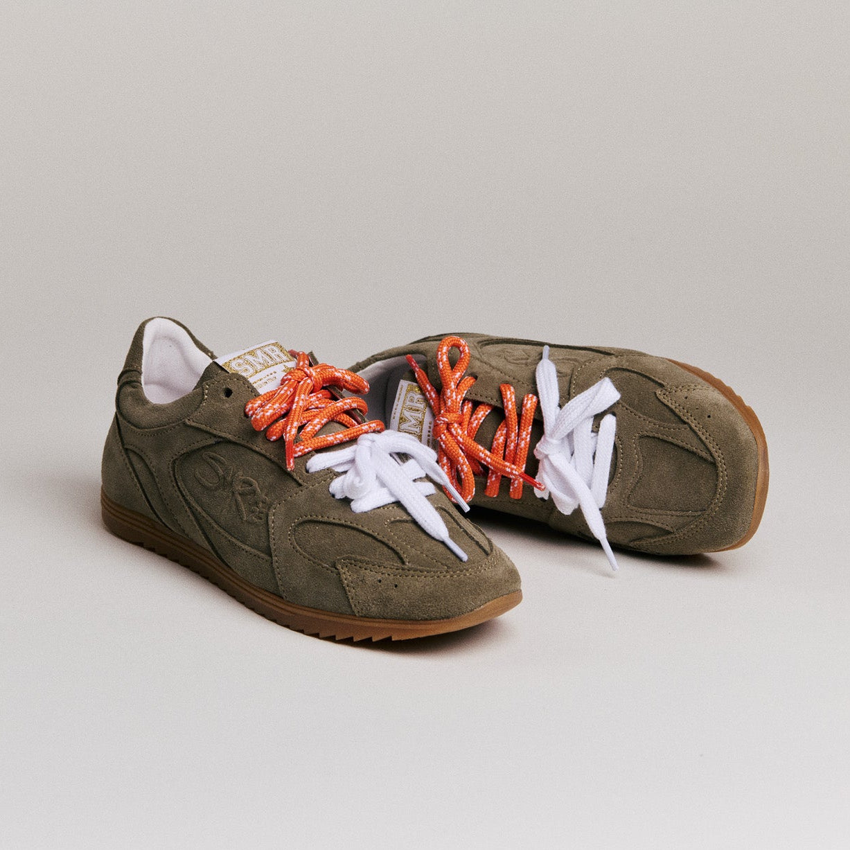 SMR23 Billie D581 Sneakers – Khaki Suede & Orange Laces
