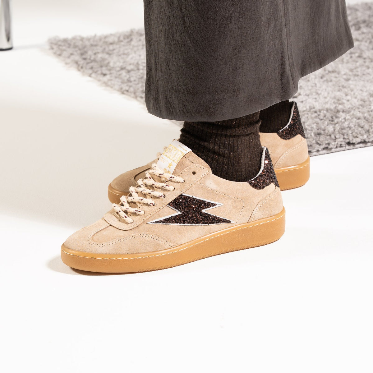 Baskets femme Semerdjian Lee E434 croûte de cuir beige portées avec chaussettes marron – SMR23
