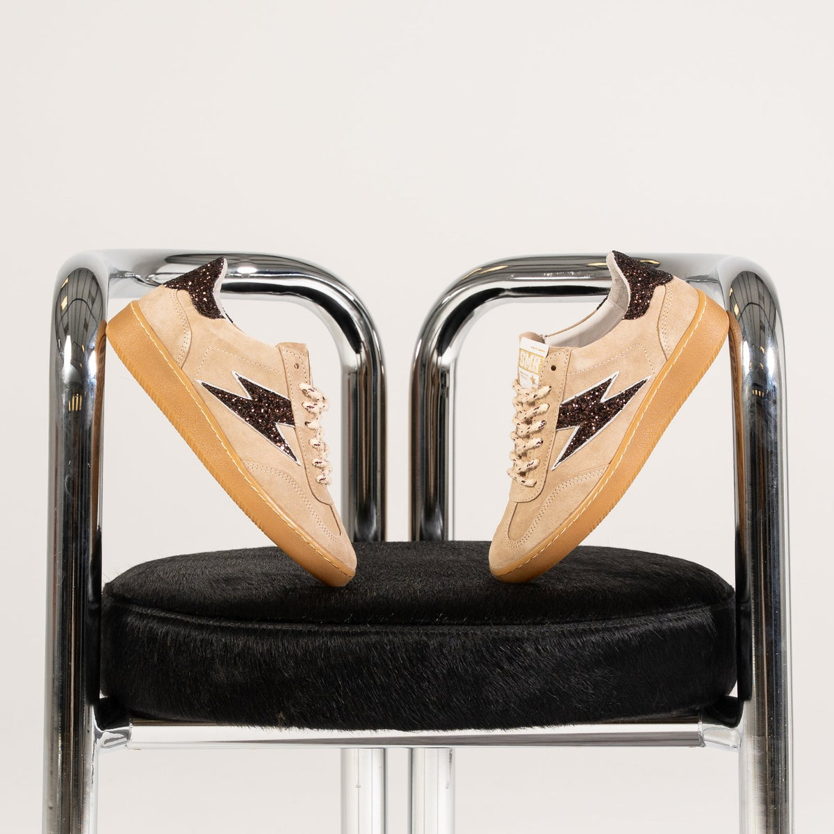 Baskets femme Semerdjian Lee E434 croûte de cuir beige sur chaise chromée – SMR23