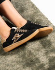 Baskets femme Semerdjian Lee E438 croûte de cuir noir portées sur tapis kaki – SMR23