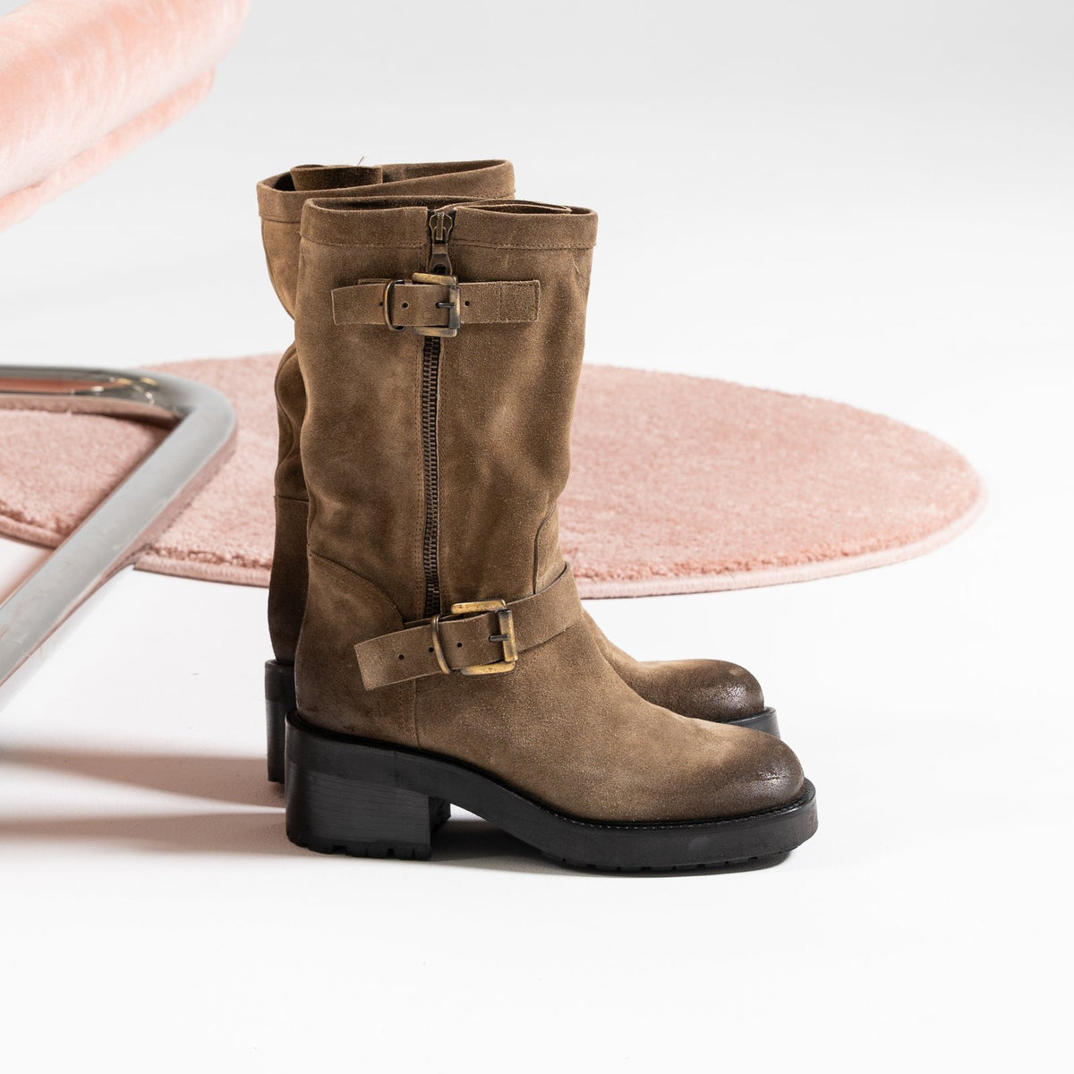 Biker femme Semerdjian E1468E1 Crosta Sesamo croûte de cuir patinée beige près d'une chaise chromée