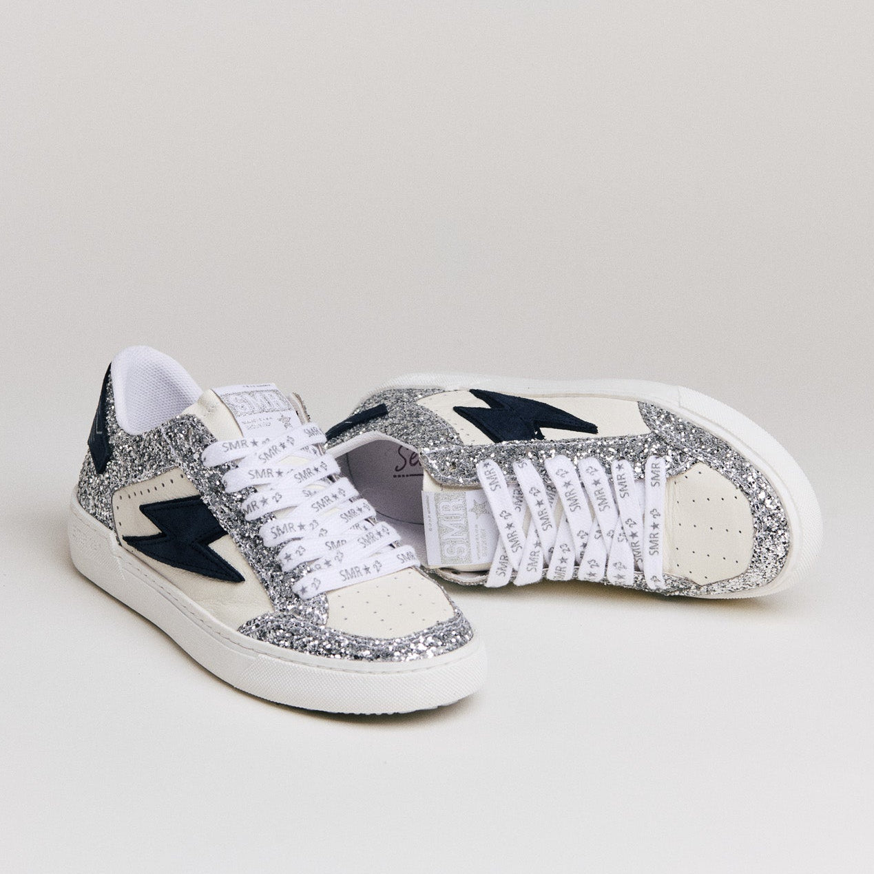 Baskets femme tendance modèle Noubar D607 coloris blanc argent et noir