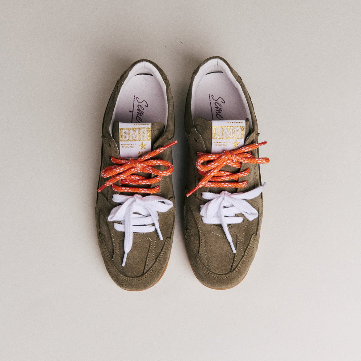 SMR23 Billie D581 Sneakers – Khaki Suede & Orange Laces