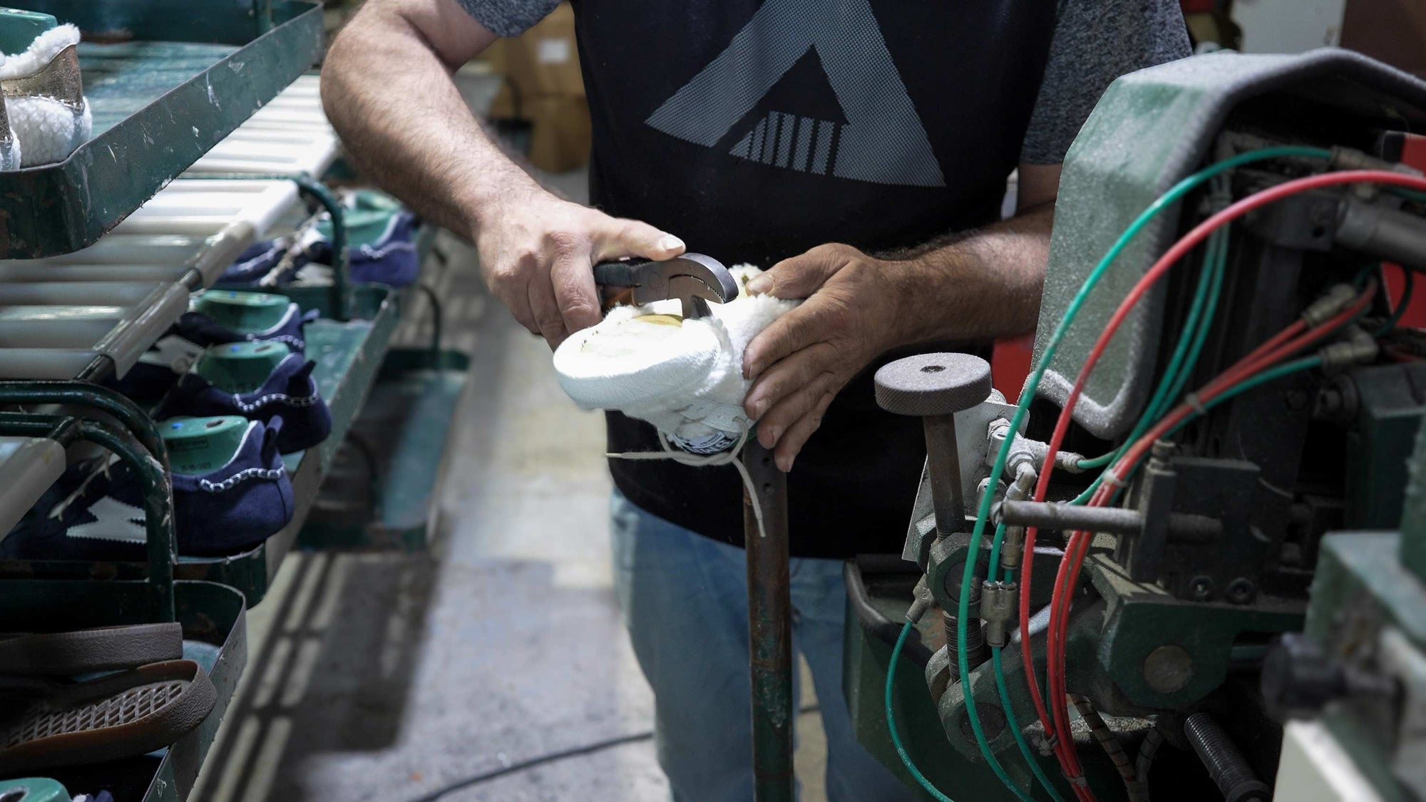 Artisan cordonnier fabriquant une basket Semerdjian à la main dans l'atelier.