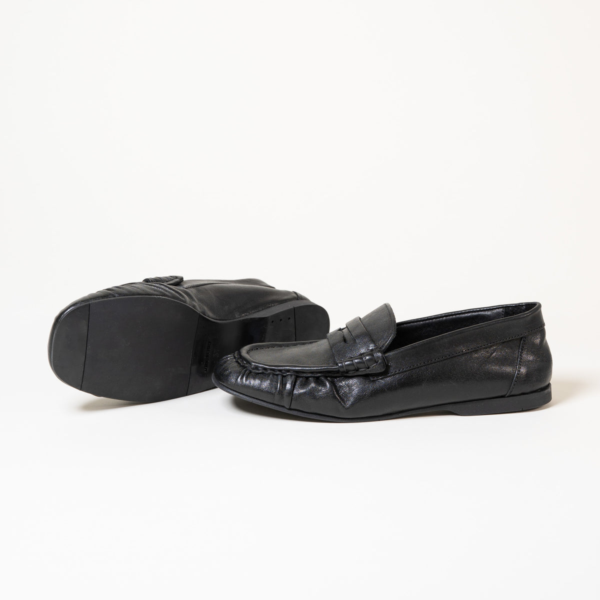 Mocassins KENDAL Montana Nero — Patte découpée et fronces sur l'avant du pied