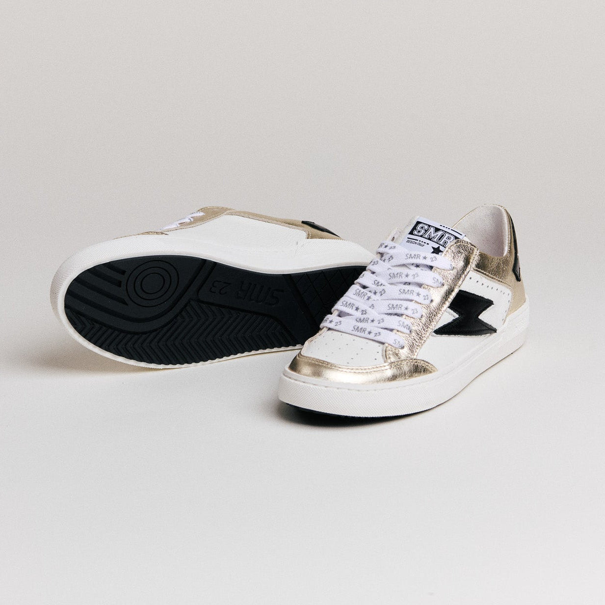 Détail arrière baskets Semerdjian Noubar or et noir